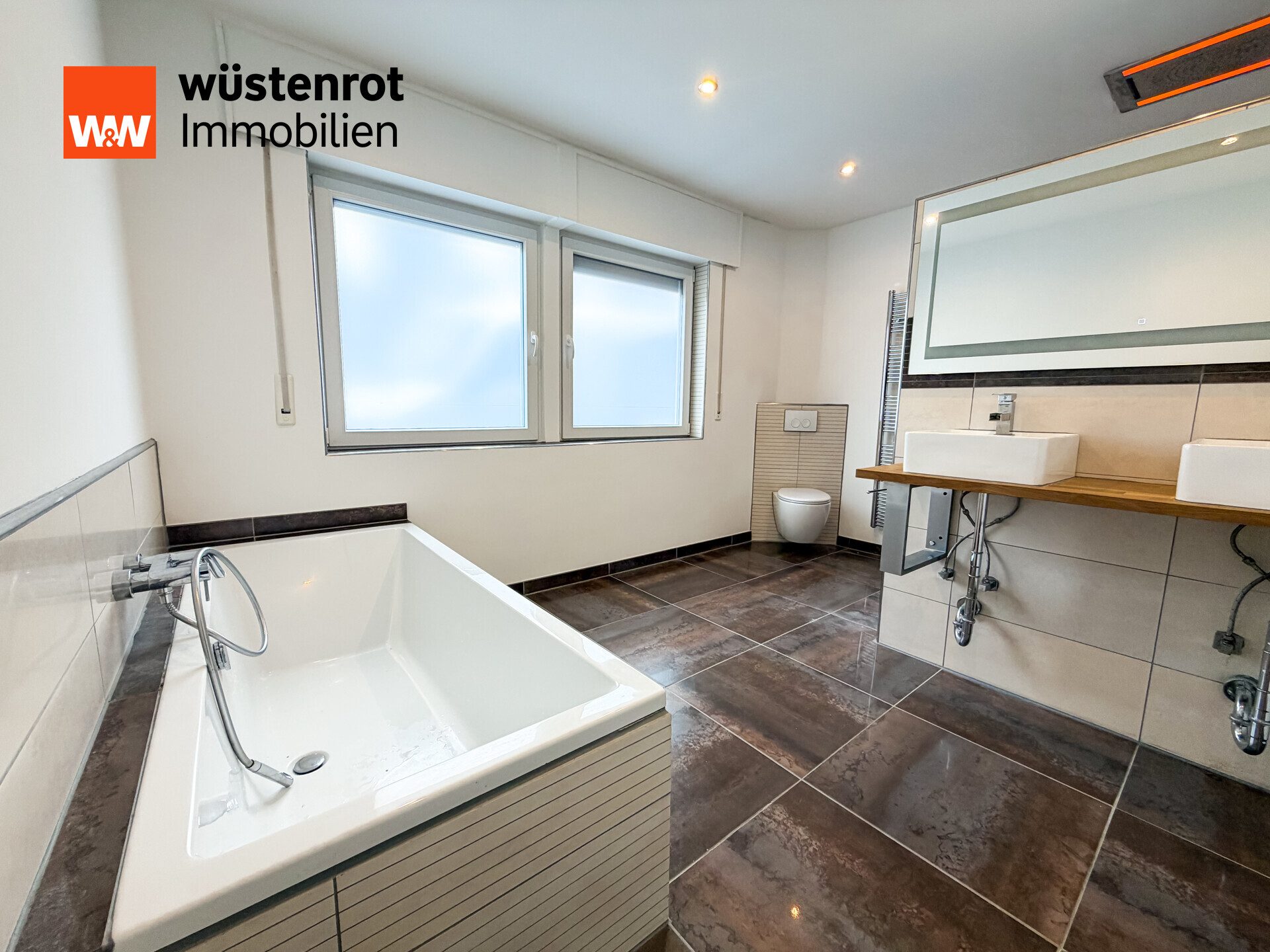 Immobilienangebot - Schonungen - Alle - Wohnträume auf zwei Ebenen - modernisierte Maisonette ETW mit Kaminflair und Balkon