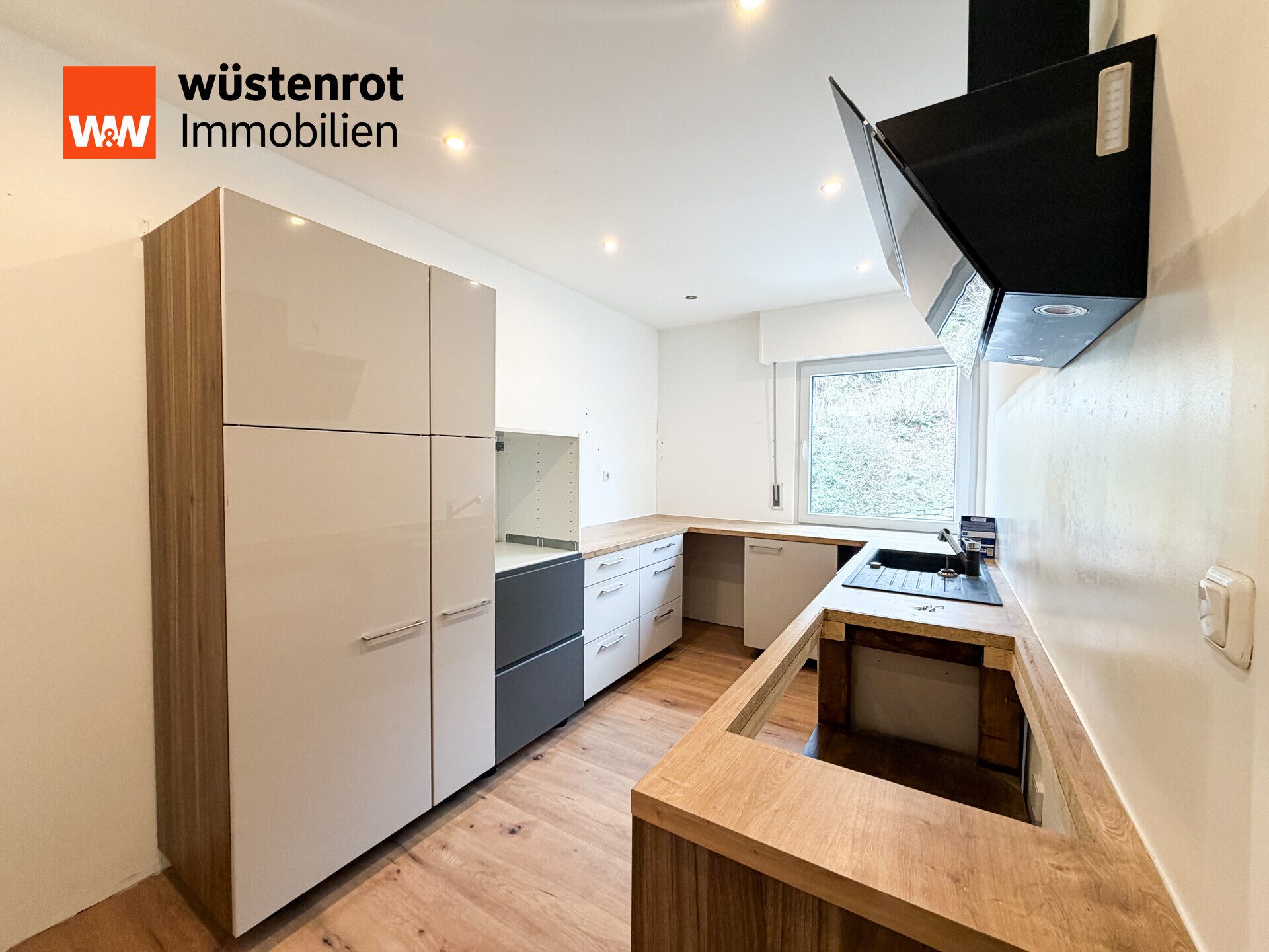 Immobilienangebot - Schonungen - Alle - Wohnträume auf zwei Ebenen - modernisierte Maisonette ETW mit Kaminflair und Balkon