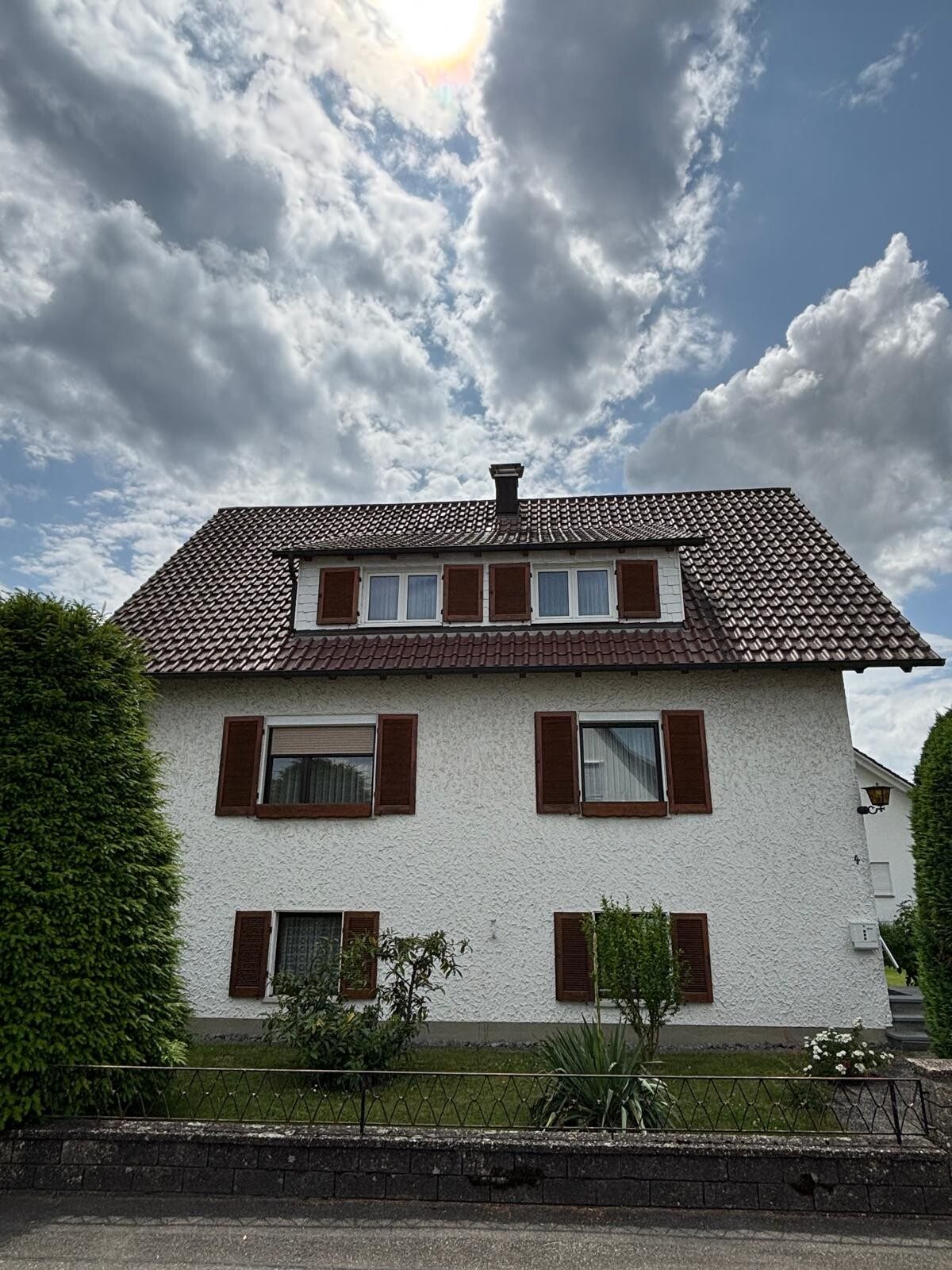 Immobilienangebot - Vöhringen - Alle - Ein Häusle zum Verlieben!
Solides Einfamilienhaus mit Potential in sonniger Lage von Vöhringen.