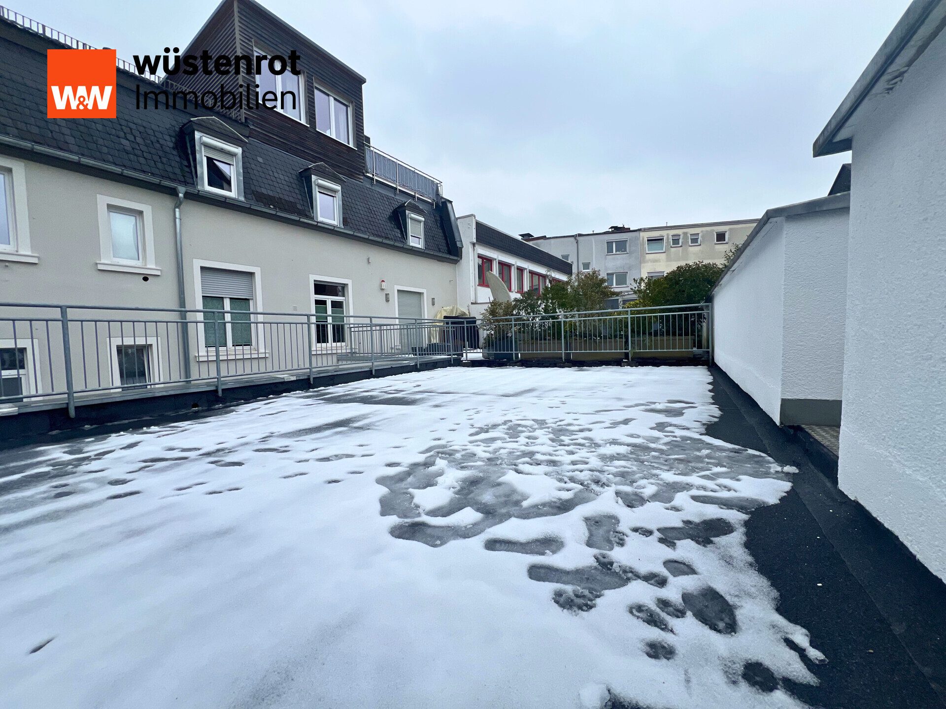 Immobilienangebot - Idstein - Alle - Wie ein eigenes Haus – Gesamter Anbau (BJ 2017) mit Dachterrasse & privatem Innenhof...
