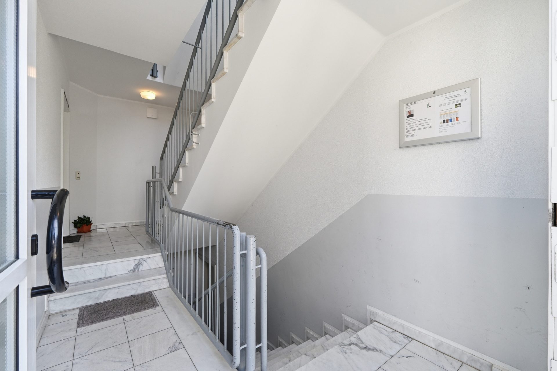 Immobilienangebot - Köln - Alle - Reserviert: Mit 3D und ROOMTOUR: Moderne Maisonettewohnung mit großer Dachterrasse – für den Landeanflug Ihrer Freunde