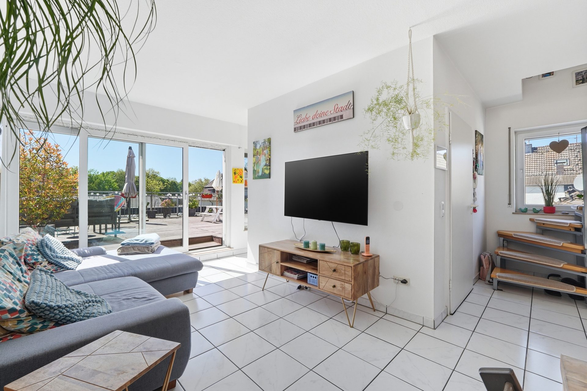 Immobilienangebot - Köln - Alle - Reserviert: Mit 3D und ROOMTOUR: Moderne Maisonettewohnung mit großer Dachterrasse – für den Landeanflug Ihrer Freunde