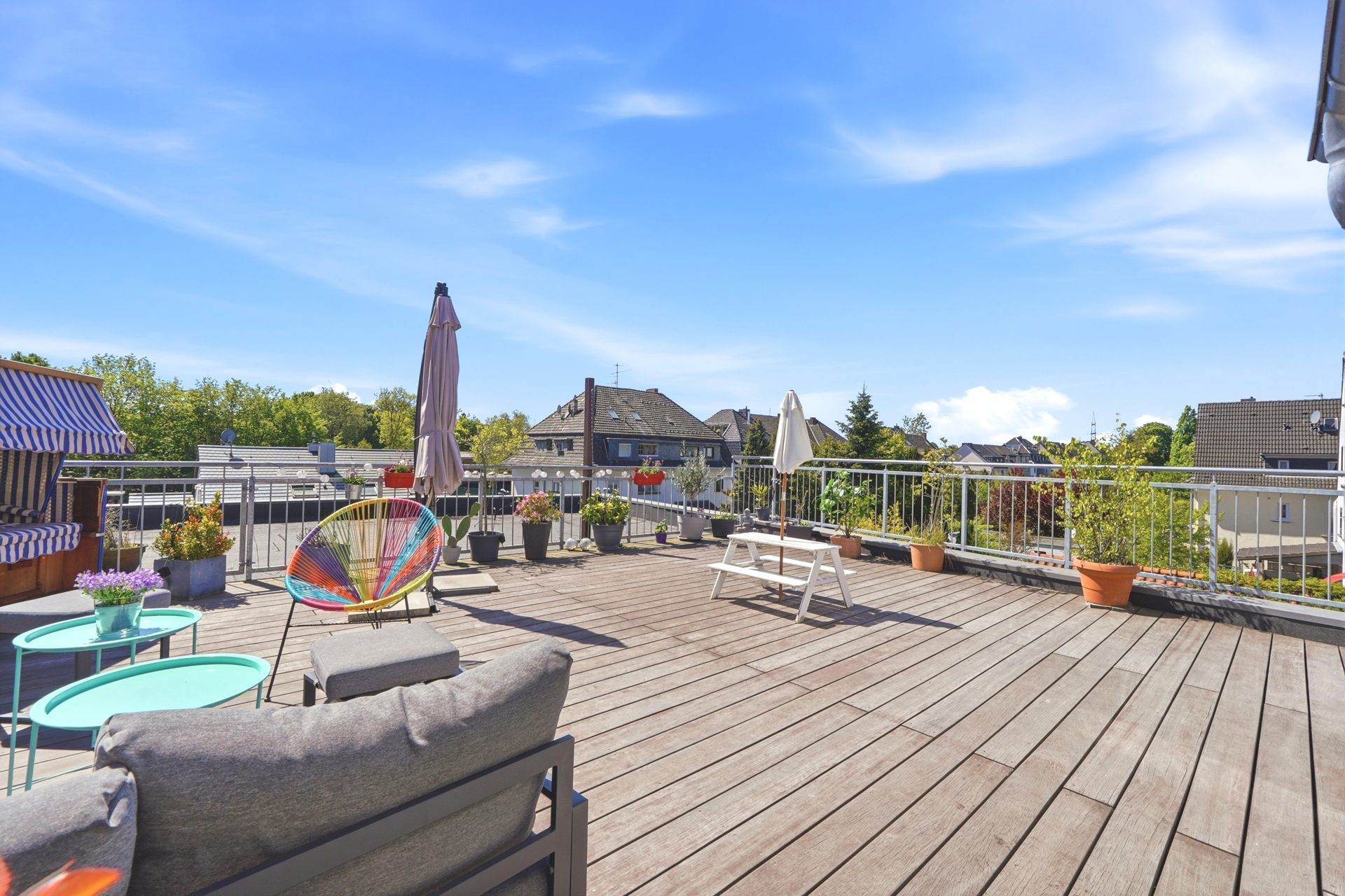 Immobilienangebot - Köln - Alle - Reserviert: Mit 3D und ROOMTOUR: Moderne Maisonettewohnung mit großer Dachterrasse – für den Landeanflug Ihrer Freunde