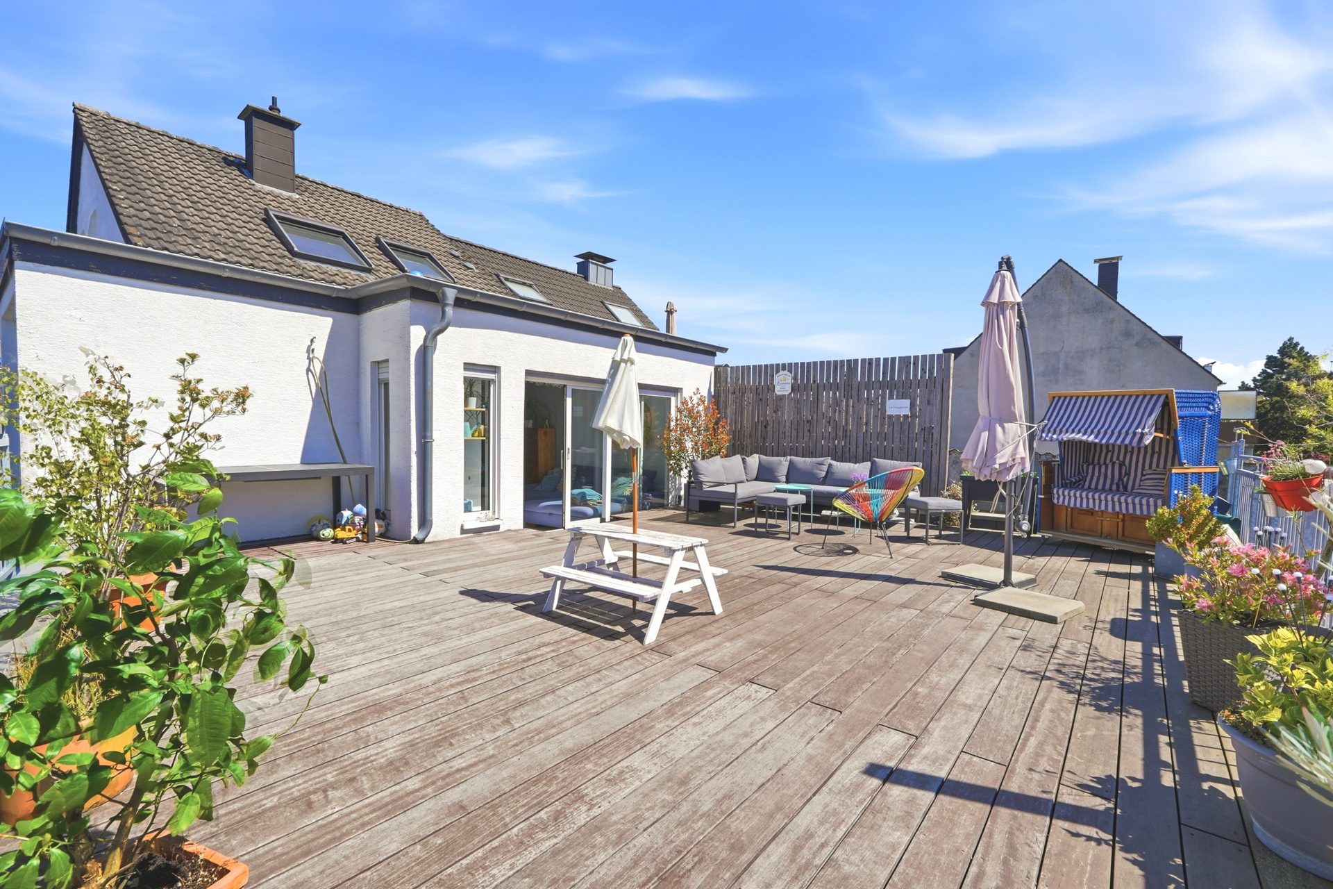 Immobilienangebot - Köln - Alle - Reserviert: Mit 3D und ROOMTOUR: Moderne Maisonettewohnung mit großer Dachterrasse – für den Landeanflug Ihrer Freunde