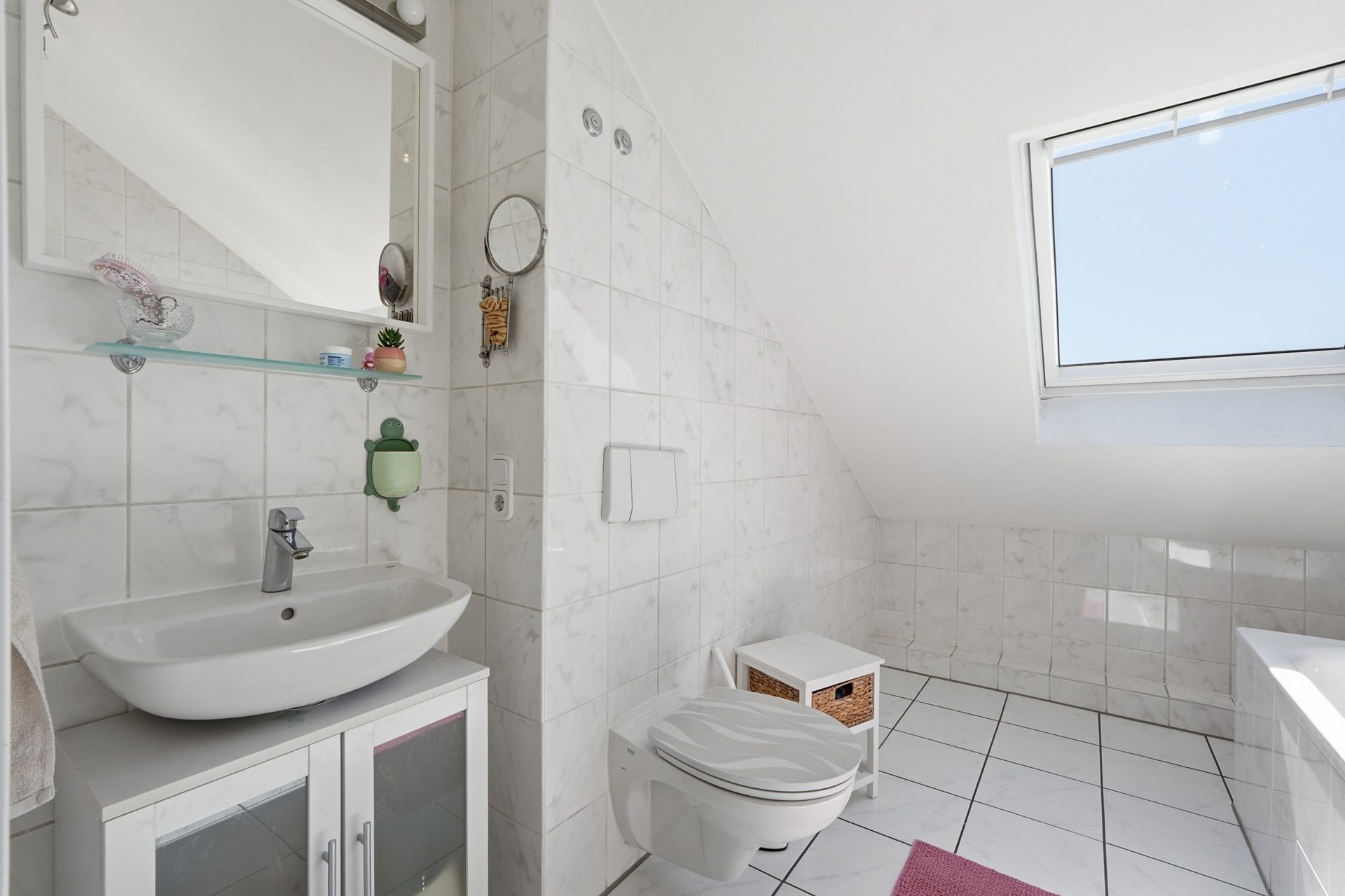 Immobilienangebot - Köln - Alle - Reserviert: Mit 3D und ROOMTOUR: Moderne Maisonettewohnung mit großer Dachterrasse – für den Landeanflug Ihrer Freunde