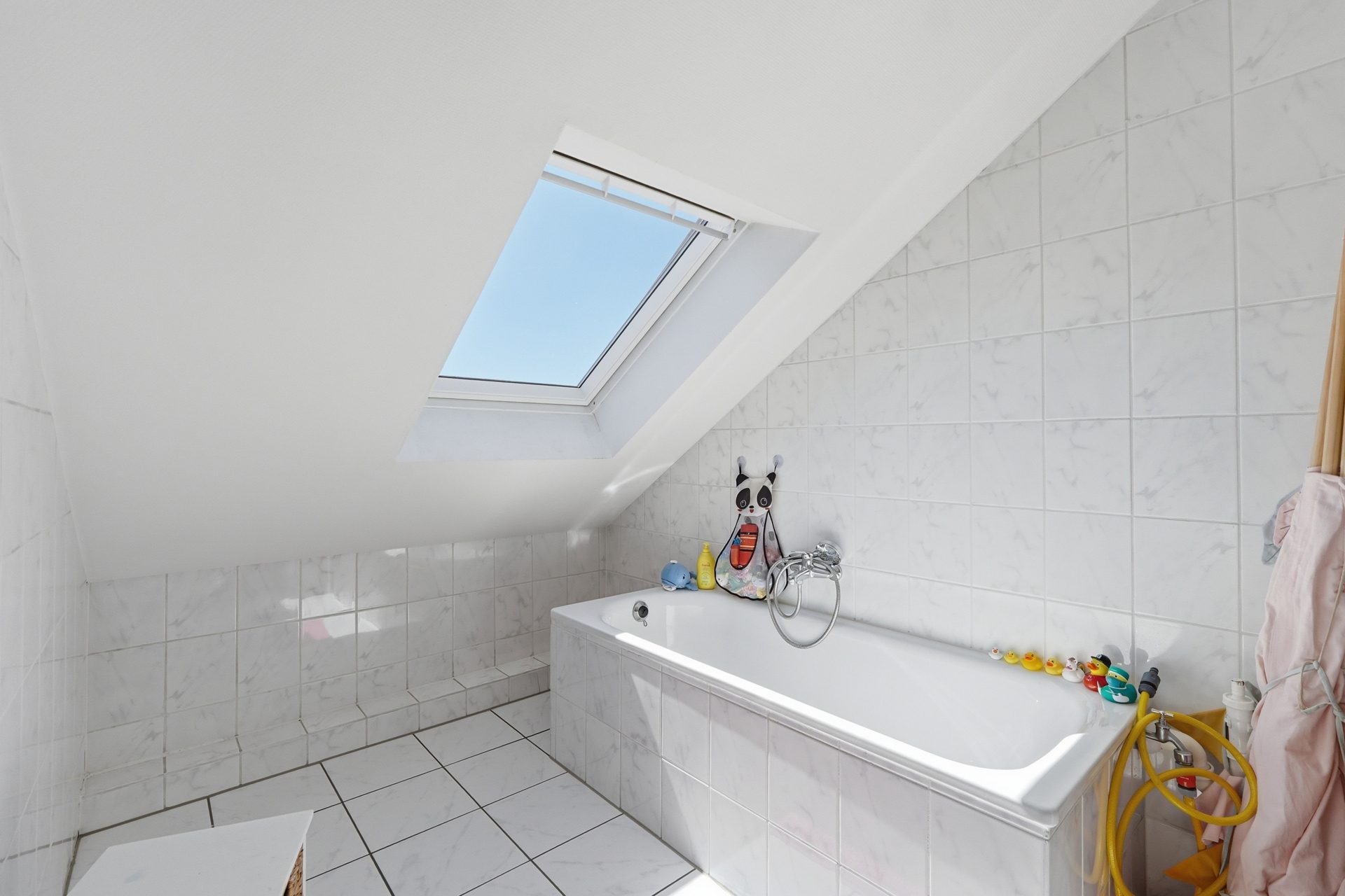 Immobilienangebot - Köln - Alle - Reserviert: Mit 3D und ROOMTOUR: Moderne Maisonettewohnung mit großer Dachterrasse – für den Landeanflug Ihrer Freunde