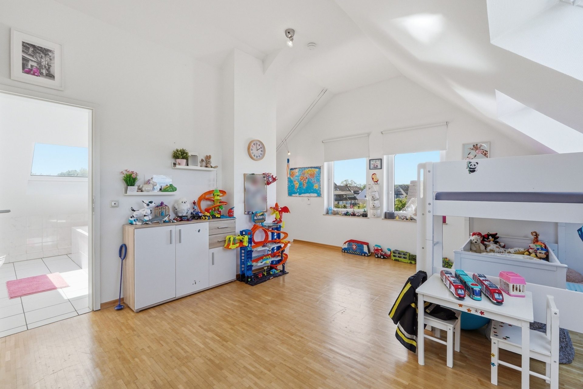 Immobilienangebot - Köln - Alle - Reserviert: Mit 3D und ROOMTOUR: Moderne Maisonettewohnung mit großer Dachterrasse – für den Landeanflug Ihrer Freunde