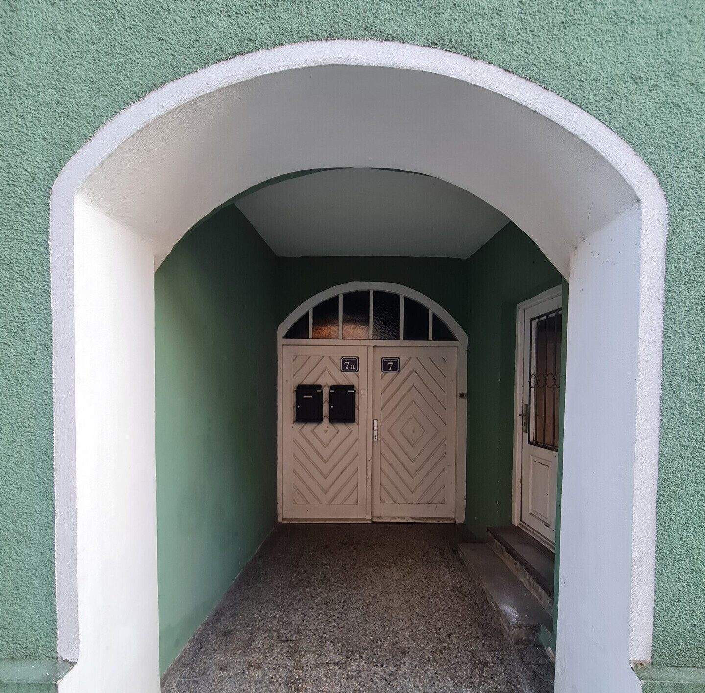 Immobilienangebot - Viechtach - Alle - Etwas ganz Besonderes !
Wohnen und Arbeiten im Stadthaus!
Ein Haus mit Geschichte und viel Charme.
