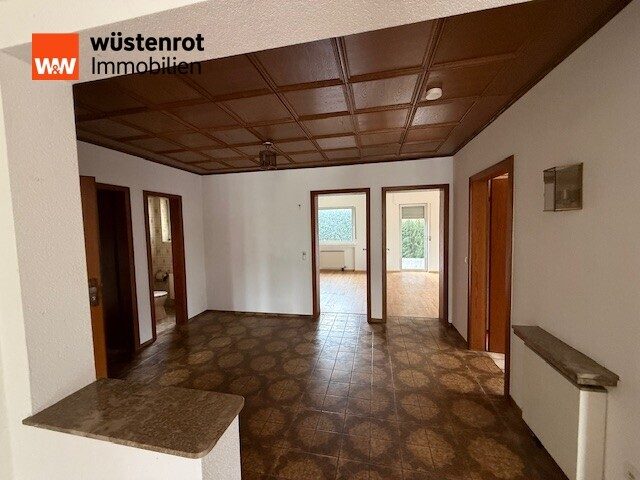 Immobilienangebot - Neuwied / Niederbieber - Alle - Attraktives Zweifamilienhaus mit Garten, großem Hof und Garagen