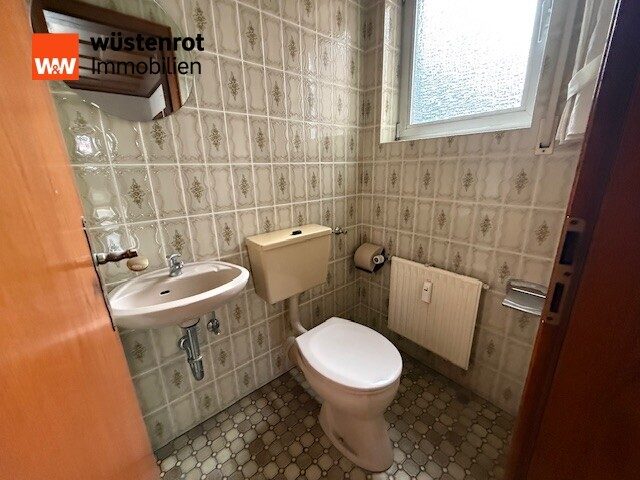 Immobilienangebot - Neuwied / Niederbieber - Alle - Attraktives Zweifamilienhaus mit Garten, großem Hof und Garagen