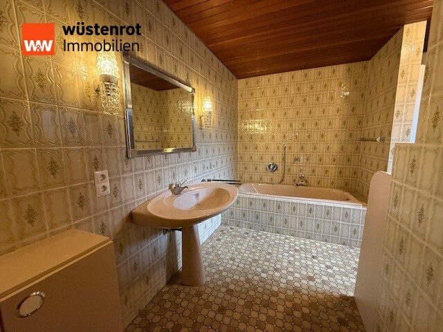 Immobilienangebot - Neuwied / Niederbieber - Alle - Attraktives Zweifamilienhaus mit Garten, großem Hof und Garagen