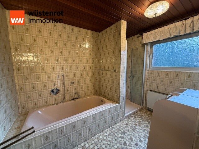 Immobilienangebot - Neuwied / Niederbieber - Alle - Attraktives Zweifamilienhaus mit Garten, großem Hof und Garagen