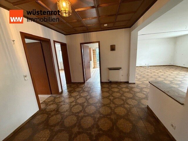 Immobilienangebot - Neuwied / Niederbieber - Alle - Attraktives Zweifamilienhaus mit Garten, großem Hof und Garagen