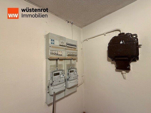 Immobilienangebot - Neuwied / Niederbieber - Alle - Attraktives Zweifamilienhaus mit Garten, großem Hof und Garagen