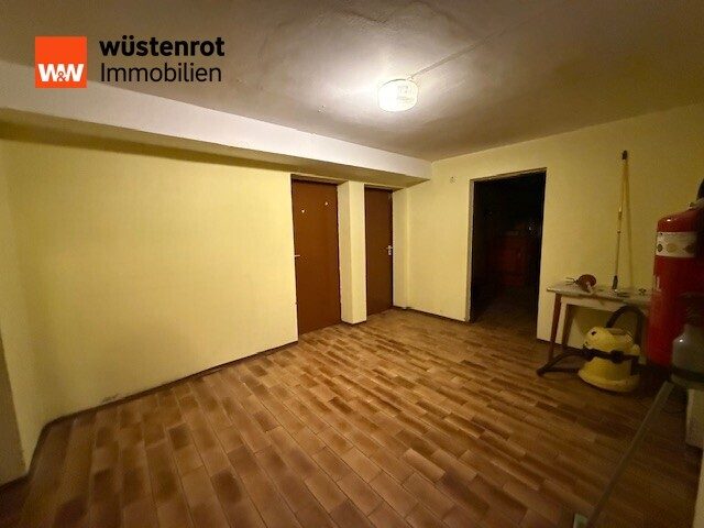 Immobilienangebot - Neuwied / Niederbieber - Alle - Attraktives Zweifamilienhaus mit Garten, großem Hof und Garagen