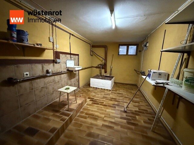 Immobilienangebot - Neuwied / Niederbieber - Alle - Attraktives Zweifamilienhaus mit Garten, großem Hof und Garagen