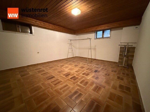 Immobilienangebot - Neuwied / Niederbieber - Alle - Attraktives Zweifamilienhaus mit Garten, großem Hof und Garagen