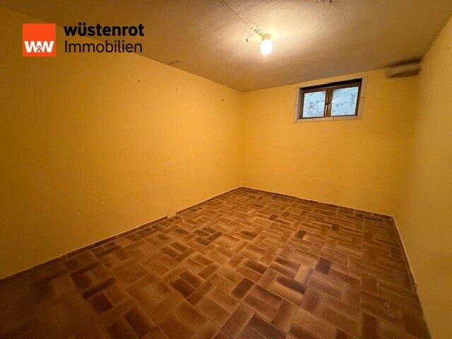 Immobilienangebot - Neuwied / Niederbieber - Alle - Attraktives Zweifamilienhaus mit Garten, großem Hof und Garagen