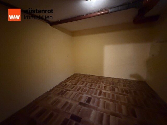 Immobilienangebot - Neuwied / Niederbieber - Alle - Attraktives Zweifamilienhaus mit Garten, großem Hof und Garagen