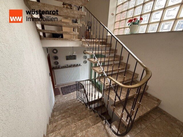 Immobilienangebot - Neuwied / Niederbieber - Alle - Attraktives Zweifamilienhaus mit Garten, großem Hof und Garagen