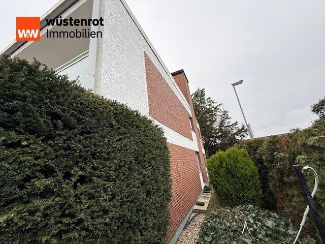Immobilienangebot - Neuwied / Niederbieber - Alle - Attraktives Zweifamilienhaus mit Garten, großem Hof und Garagen