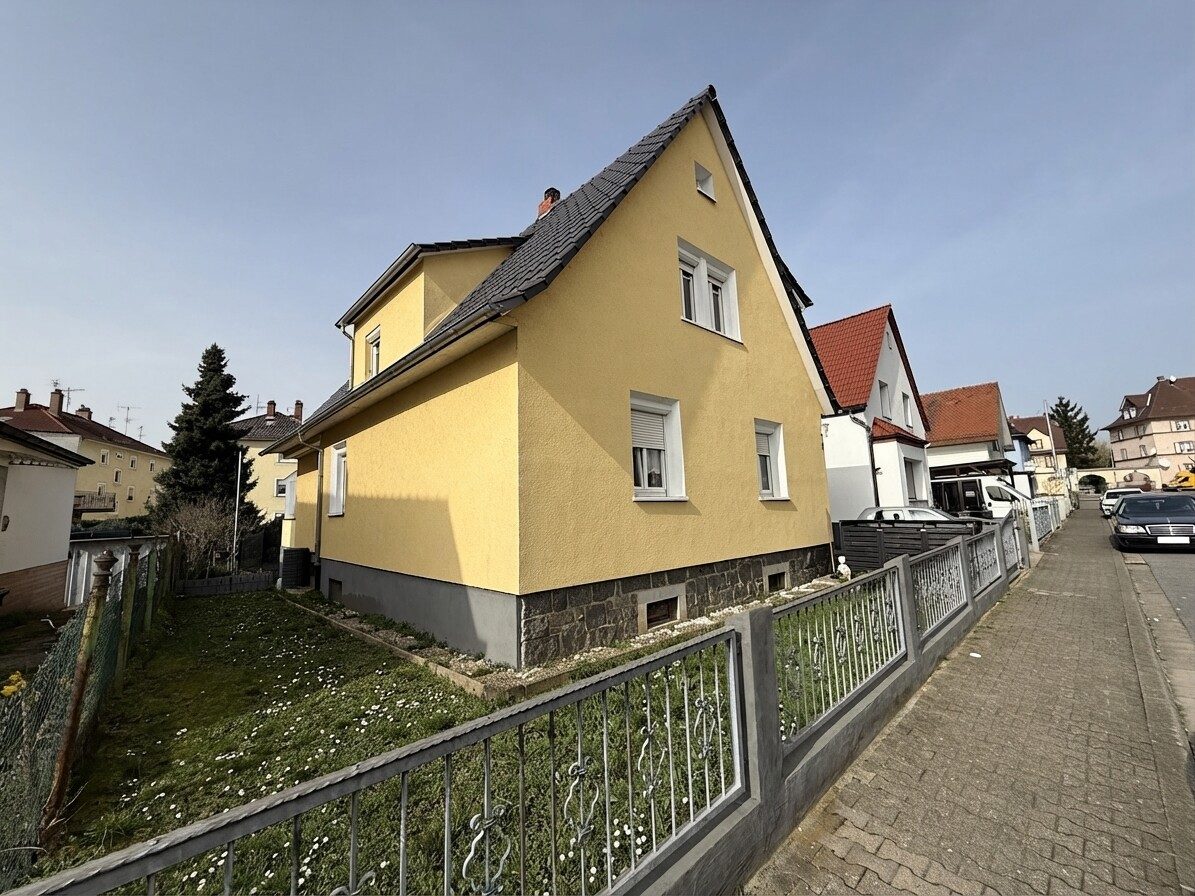 Immobilienangebot - Weinheim - Alle - Ein- bis Zweifamilienwohnhaus mit Garage und Garten in zentraler Lage von Weinheim