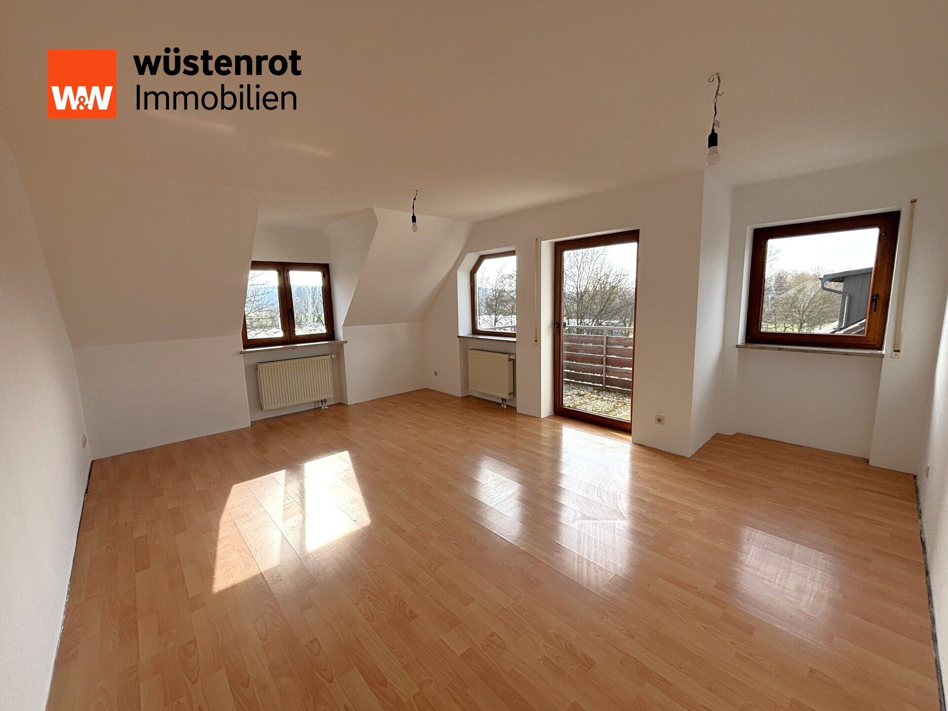 Immobilienangebot - Reichenschwand - Alle - Gemütliche 2-Zimmer-Dachgeschoss-Wohnung
ca. 56 m², mit EBK und Carport