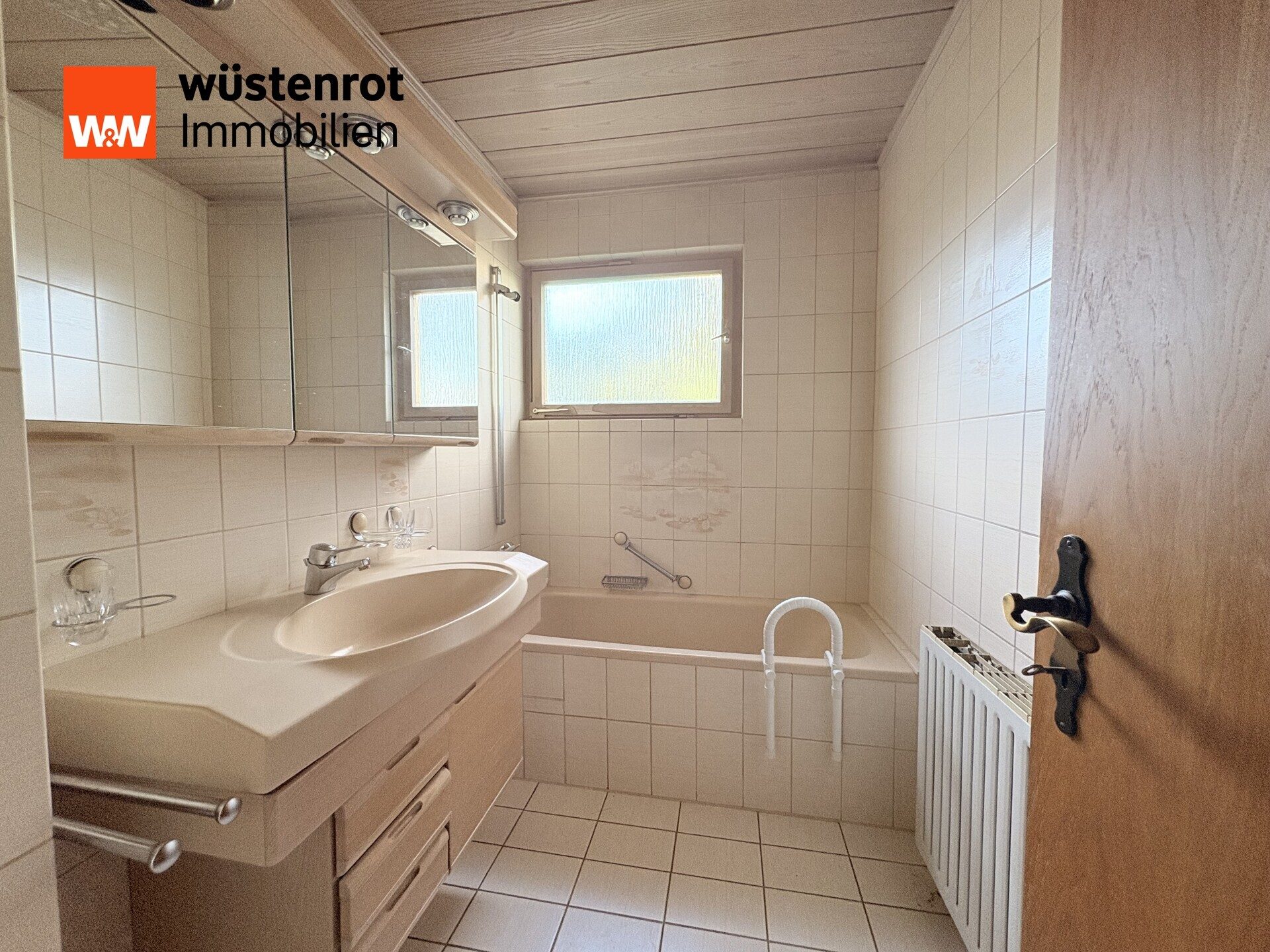 Immobilienangebot - Niefern-Öschelbronn - Alle - Einfamilienhaus mit großem Grundstück und Ausbaupotenzial in Öschelbronn