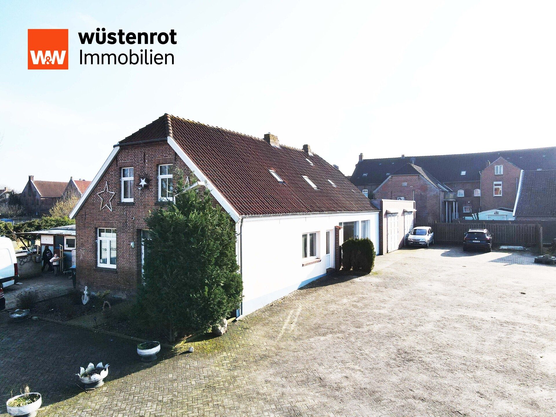 Immobilienangebot - Weener - Alle - Sanierungsbedürftiges Wohn-u. Geschäftsh. in Weener.
1.963 m² Grund, mit ca.367 m² Wohn- Gewerbefl.