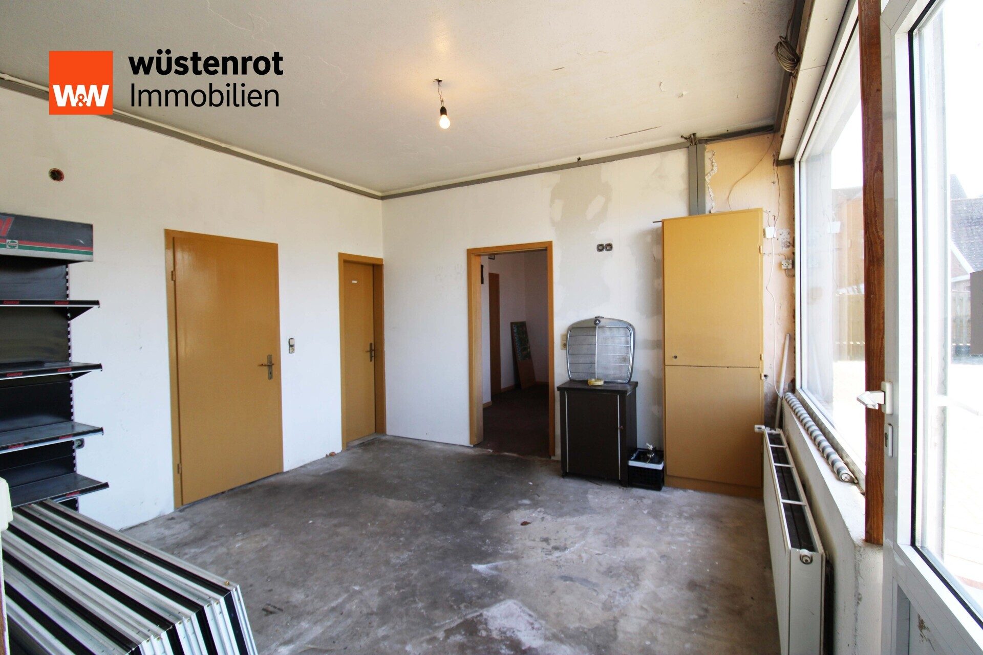 Immobilienangebot - Weener - Alle - Sanierungsbedürftiges Wohn-u. Geschäftsh. in Weener.
1.963 m² Grund, mit ca.367 m² Wohn- Gewerbefl.