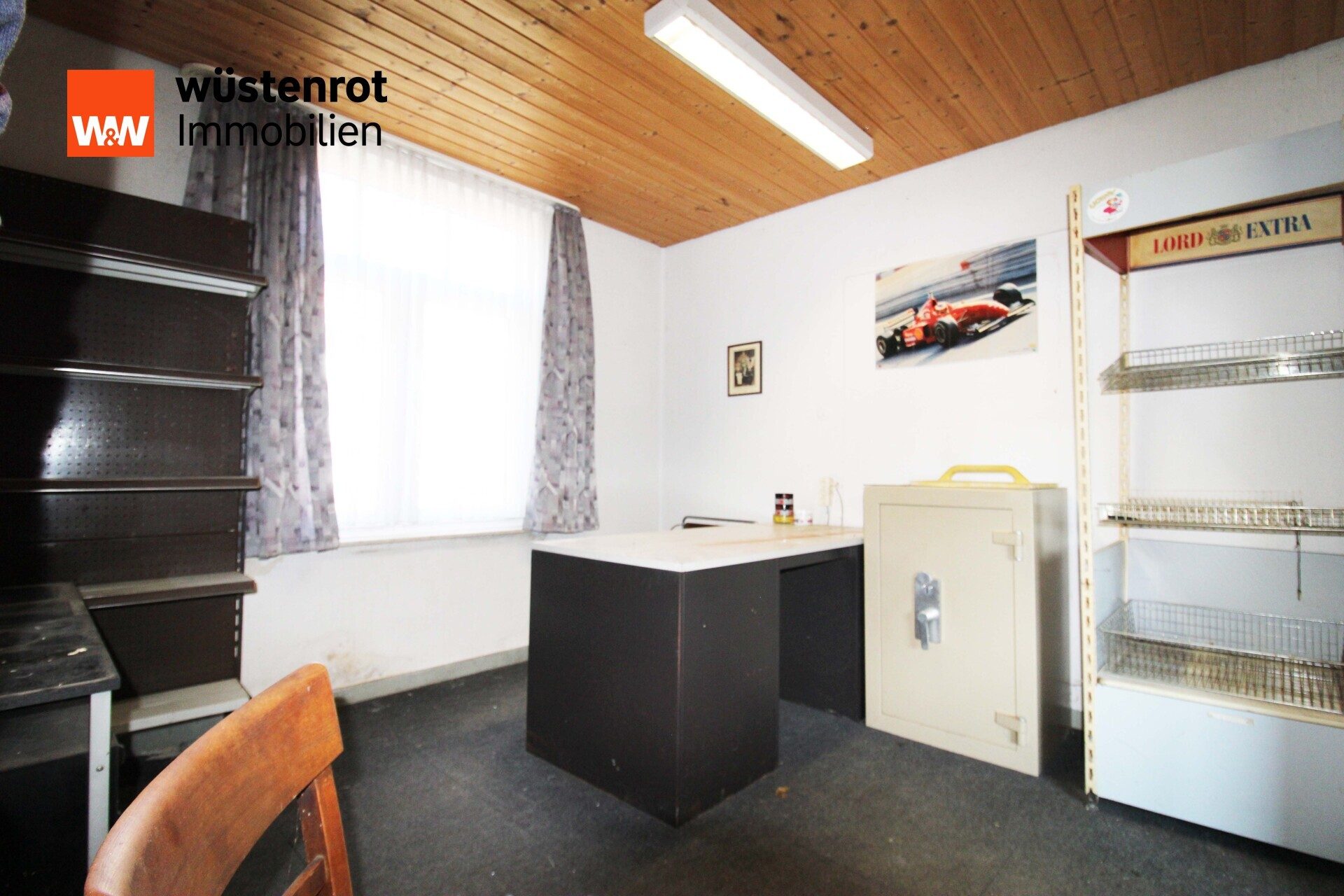 Immobilienangebot - Weener - Alle - Sanierungsbedürftiges Wohn-u. Geschäftsh. in Weener.
1.963 m² Grund, mit ca.367 m² Wohn- Gewerbefl.