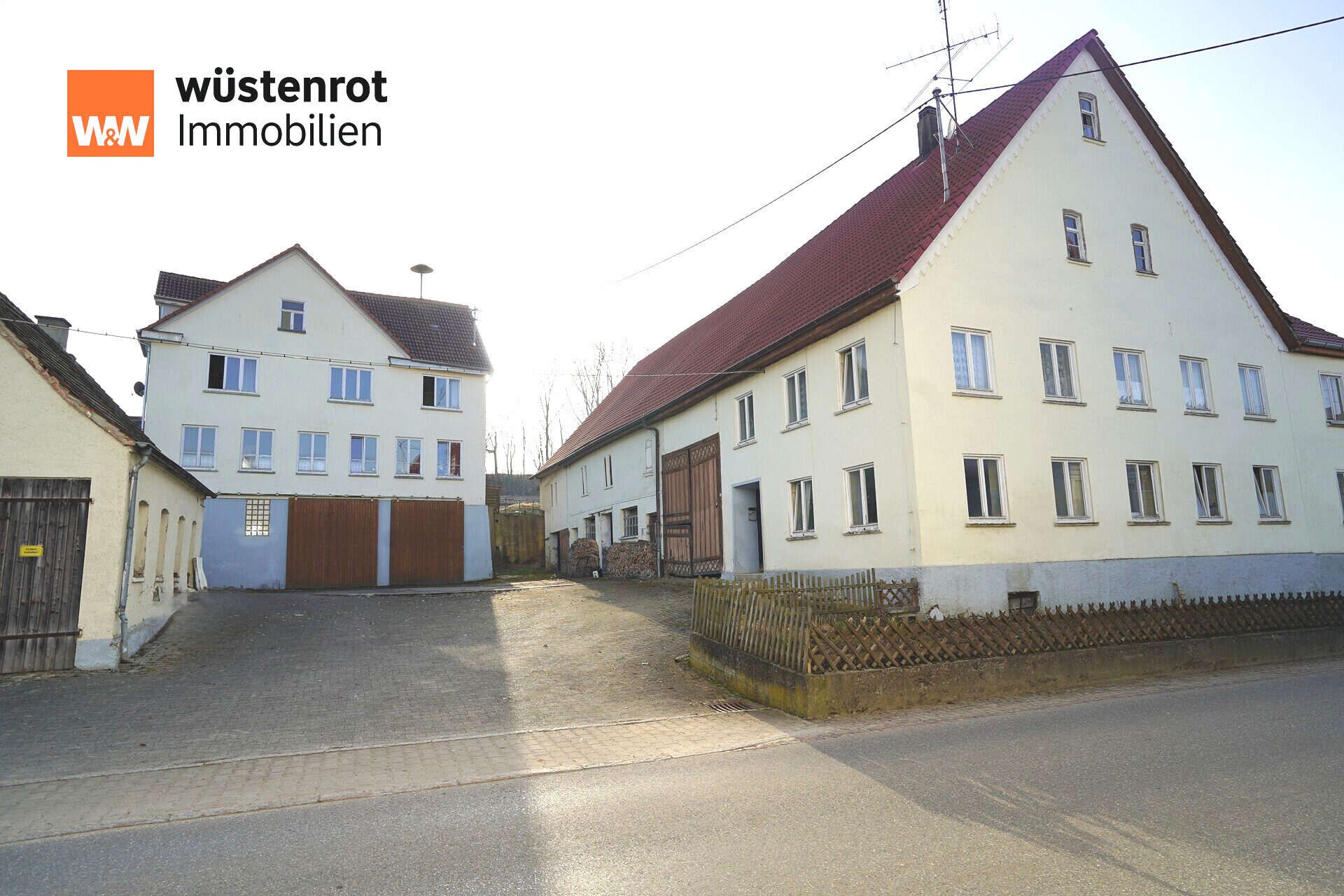 Immobilienangebot - Erolzheim - OT - Alle - Interessantes Ensemble mit Perspektive – Ehemaliges Schulhaus & Bauernhaus im Paket!