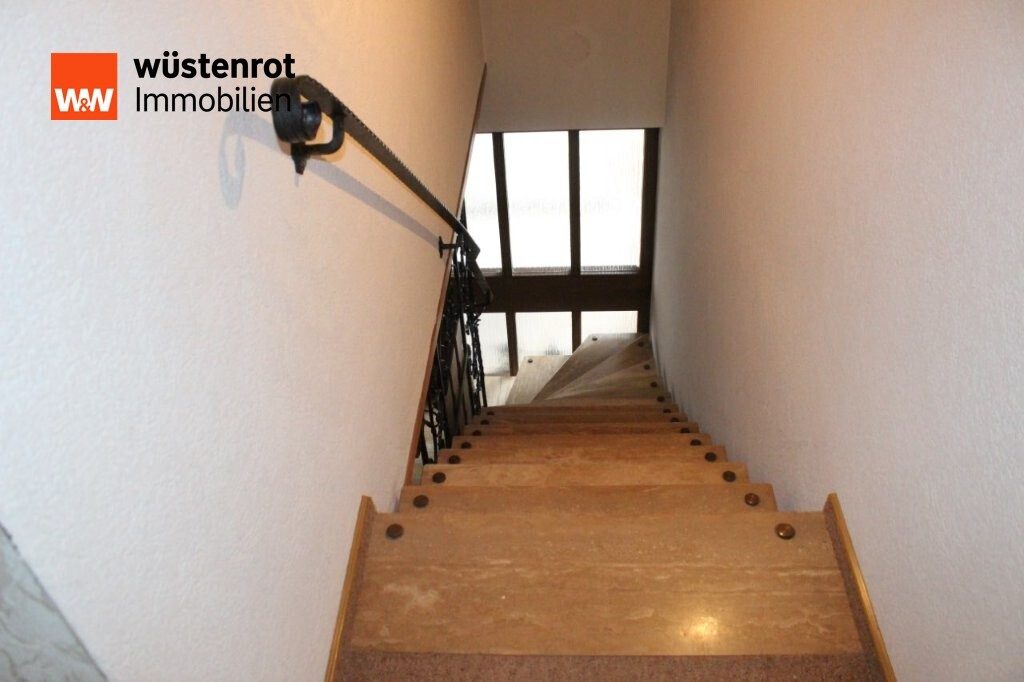 Immobilienangebot - Ostelsheim - Alle - Zweifamilienhaus mit Doppelgarage in ruhigem Wohngebiet und großem Garten