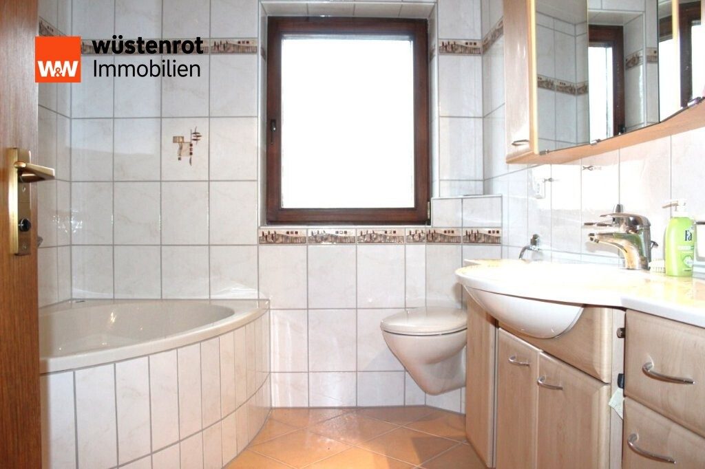 Immobilienangebot - Ostelsheim - Alle - Zweifamilienhaus mit Doppelgarage in ruhigem Wohngebiet und großem Garten