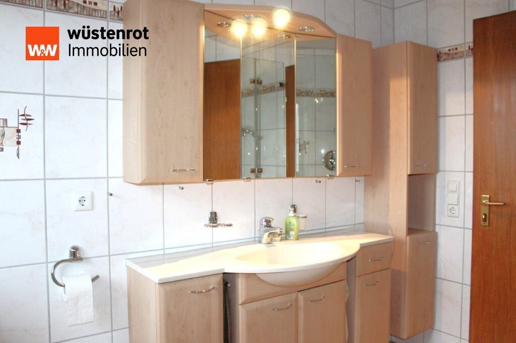 Immobilienangebot - Ostelsheim - Alle - Zweifamilienhaus mit Doppelgarage in ruhigem Wohngebiet und großem Garten