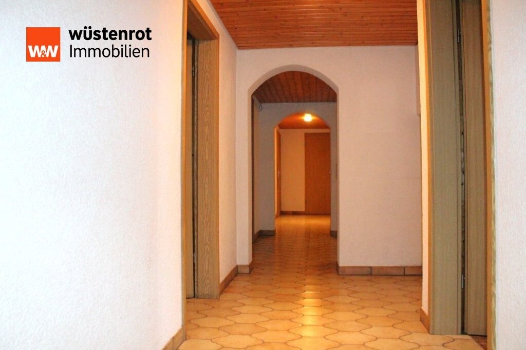 Immobilienangebot - Ostelsheim - Alle - Zweifamilienhaus mit Doppelgarage in ruhigem Wohngebiet und großem Garten