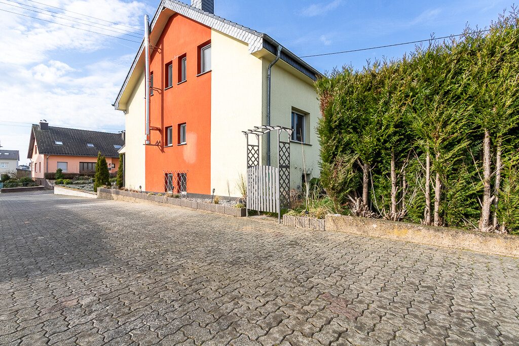 Immobilienangebot - Ferschweiler - Alle - Einfamilienhaus mit Wohnmobilgarage, Garage, Garten und Photovoltaikanlage – nahe Echternach