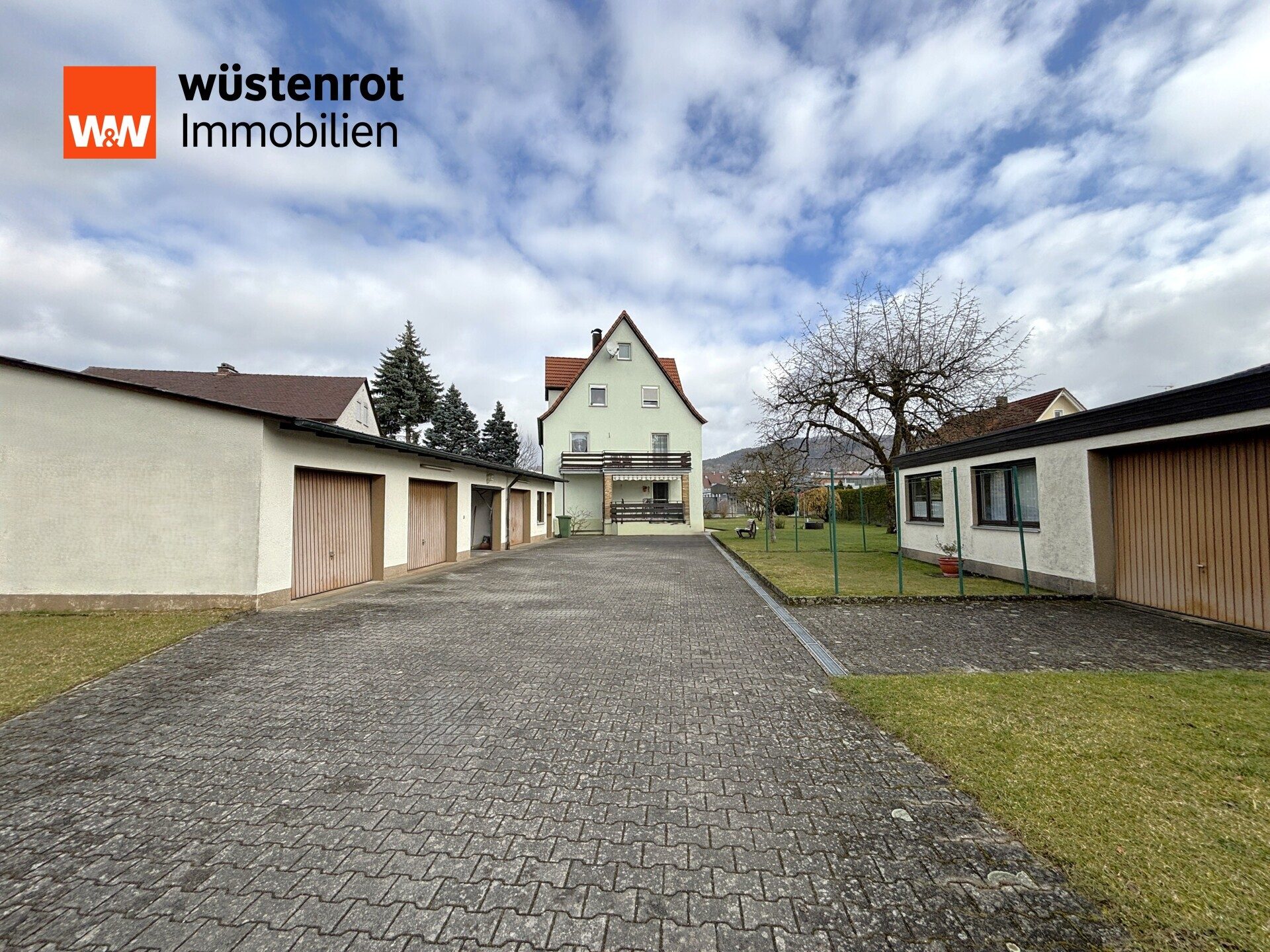 Immobilienangebot - Reichenschwand - Alle - Gepflegtes Mehrfamilienhaus, mit 5 Garagen, 
Nebengebäude und 1233 m² großem Grundstück