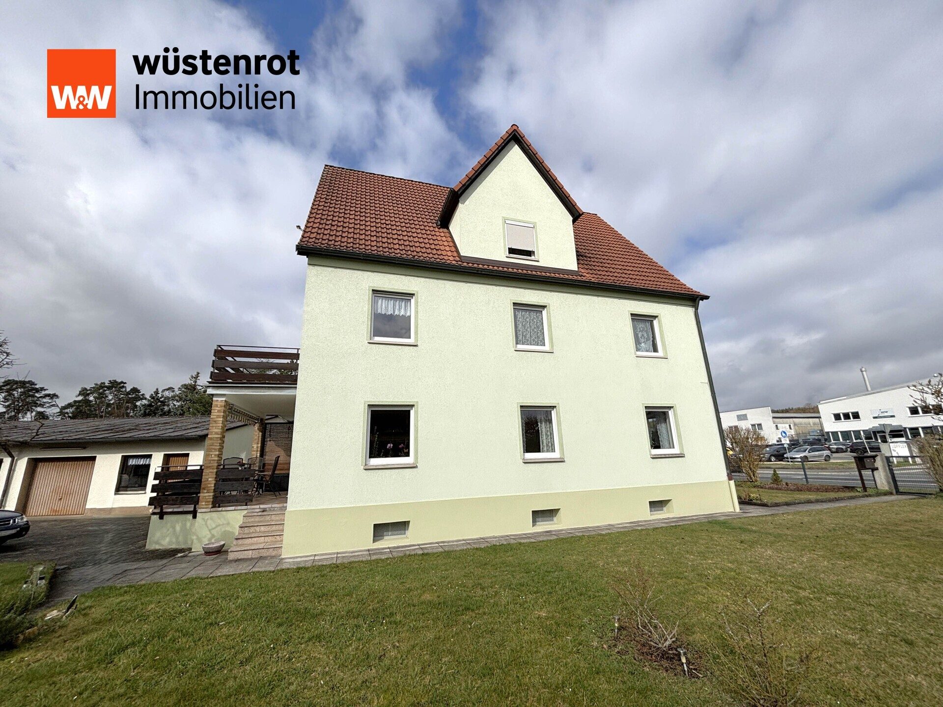 Immobilienangebot - Reichenschwand - Alle - Gepflegtes Mehrfamilienhaus, mit 5 Garagen, 
Nebengebäude und 1233 m² großem Grundstück