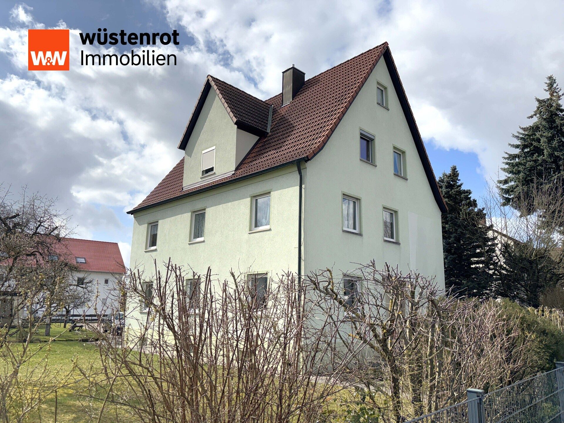 Immobilienangebot - Reichenschwand - Alle - Gepflegtes Mehrfamilienhaus, mit 5 Garagen, 
Nebengebäude und 1233 m² großem Grundstück