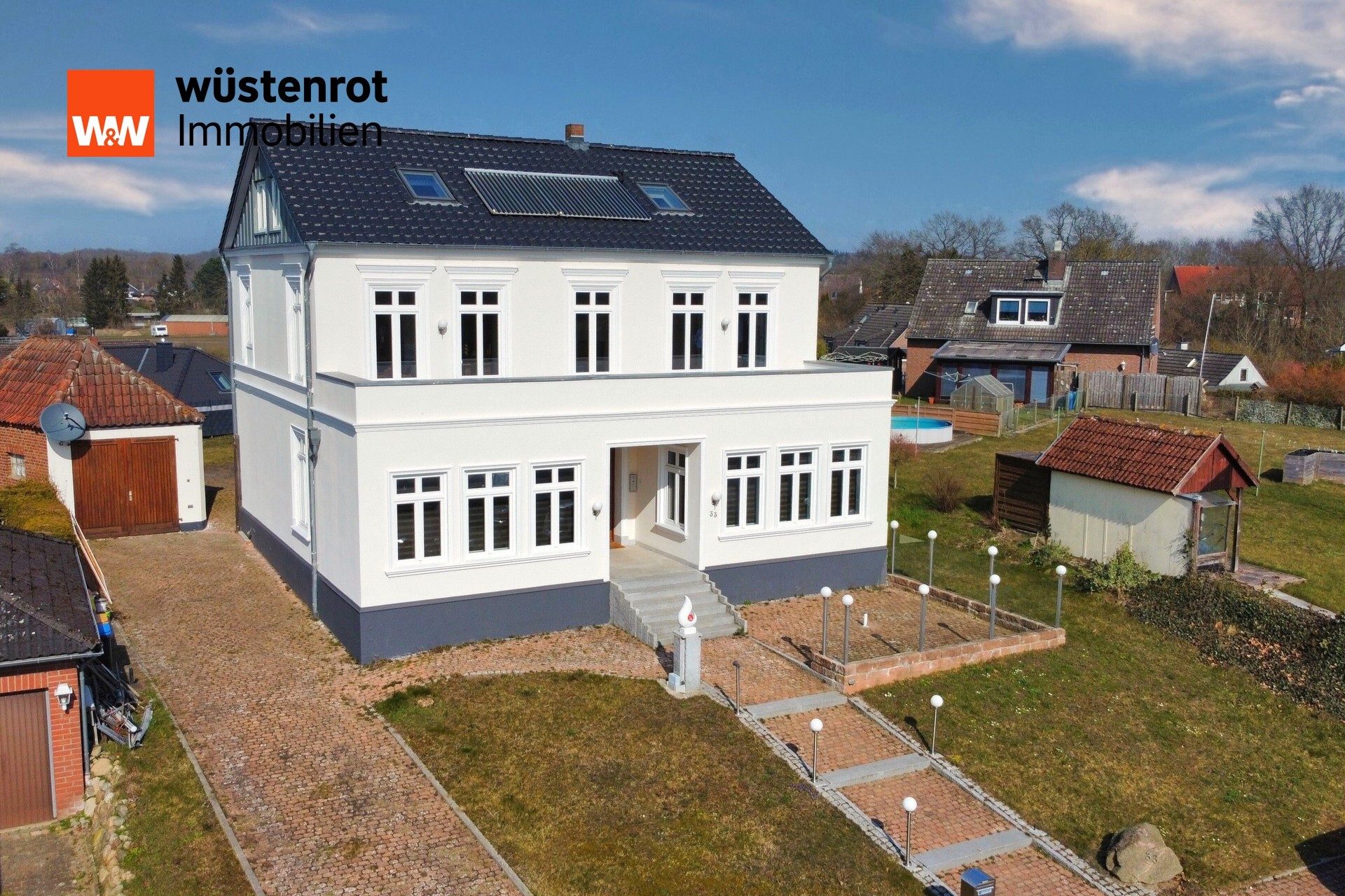 Immobilienangebot - Süsel - Alle - Repräsentative Villa mit vielseitigen Nutzungsmöglichkeiten in Ostseenähe - 365 qm, 13 Zimmer - Große Familie - Generationswohnen - Wohnen & Arbeiten - Einliegerwohnung