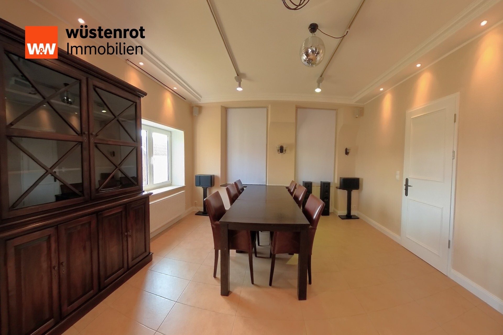 Immobilienangebot - Süsel - Alle - Repräsentative Villa mit vielseitigen Nutzungsmöglichkeiten in Ostseenähe - 365 qm, 13 Zimmer - Große Familie - Generationswohnen - Wohnen & Arbeiten - Einliegerwohnung
