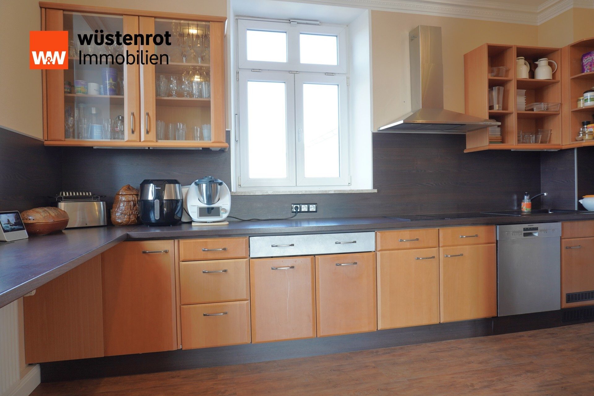 Immobilienangebot - Süsel - Alle - Repräsentative Villa mit vielseitigen Nutzungsmöglichkeiten in Ostseenähe - 365 qm, 13 Zimmer - Große Familie - Generationswohnen - Wohnen & Arbeiten - Einliegerwohnung
