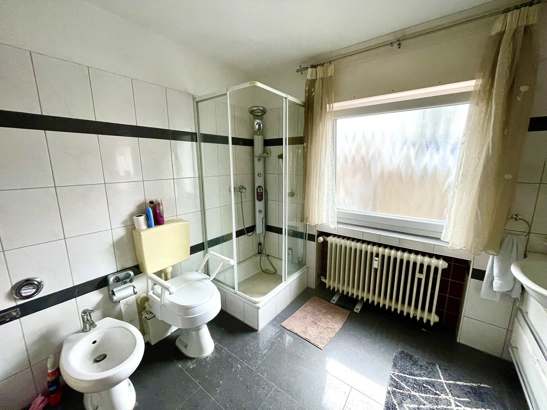 Immobilienangebot - Bühl / Altschweier - Alle - *GERÄUMIGE 4,5 ZIMMER ERDGESCHOSSWOHNUNG MIT GARAGE: Helle Räume, 2 Balkone, Garage, Gartennutzung*