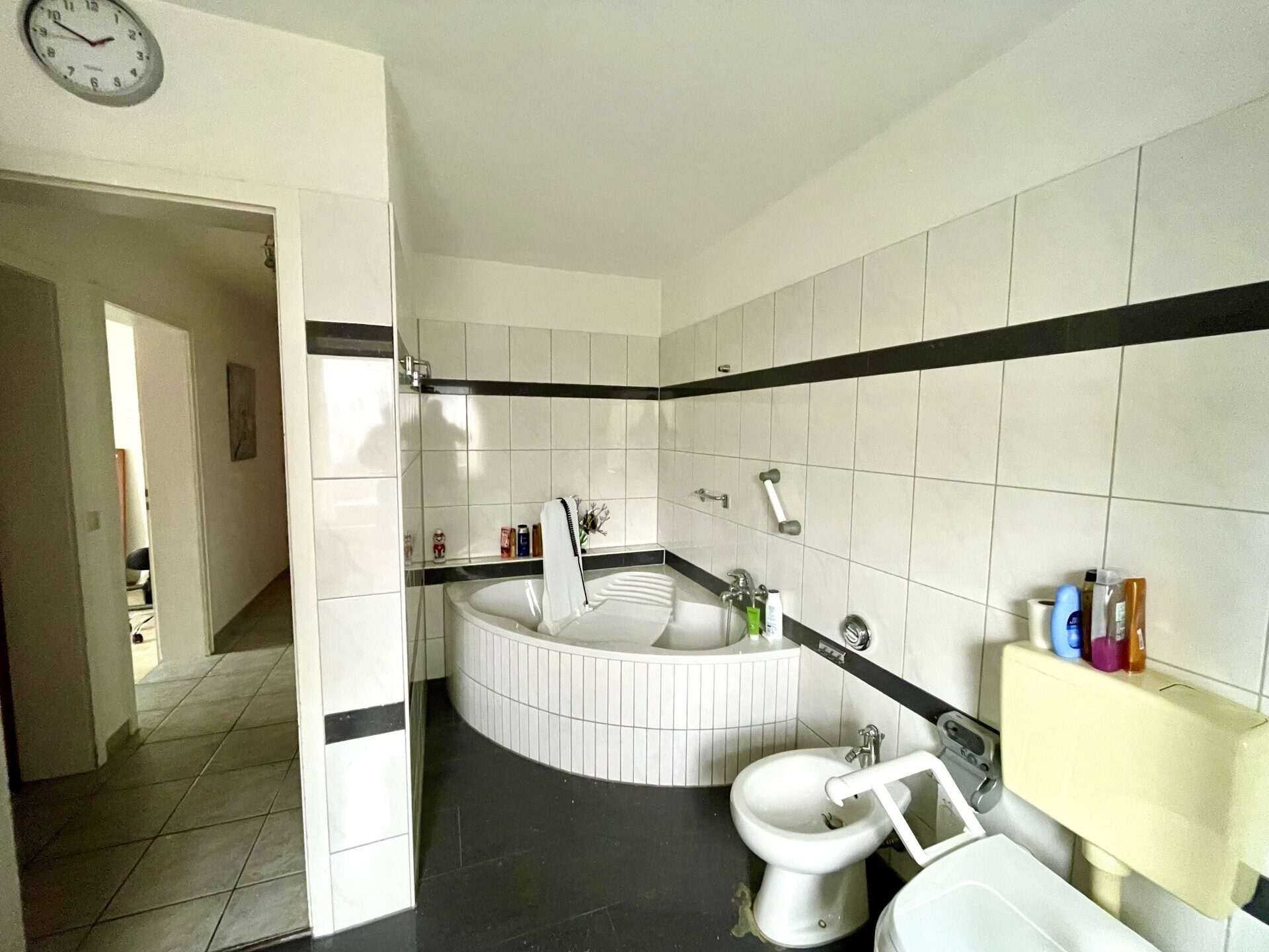 Immobilienangebot - Bühl / Altschweier - Alle - *GERÄUMIGE 4,5 ZIMMER ERDGESCHOSSWOHNUNG MIT GARAGE: Helle Räume, 2 Balkone, Garage, Gartennutzung*