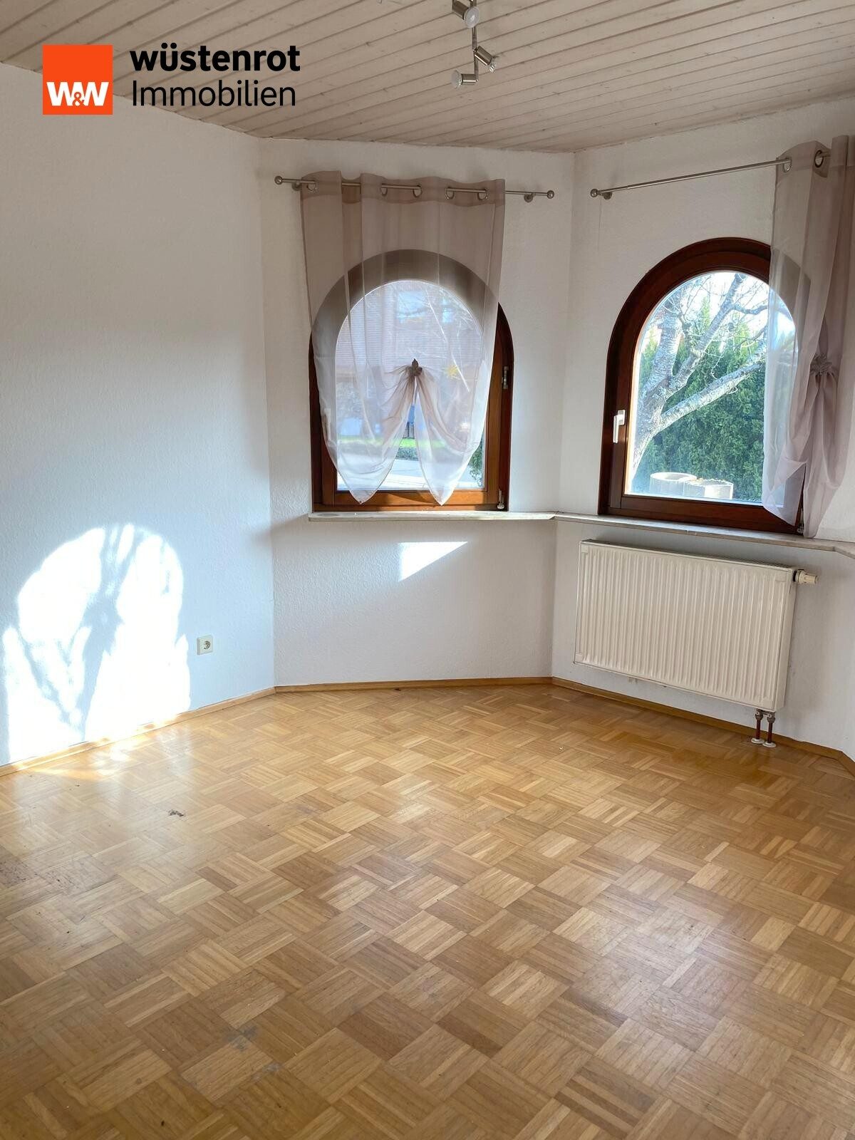 Immobilienangebot - Eschach - Alle - Sofort einziehen! Wohnhaus in ruhiger Wohnlage mit Garage, offener Kamin und großem Hobbyraum!