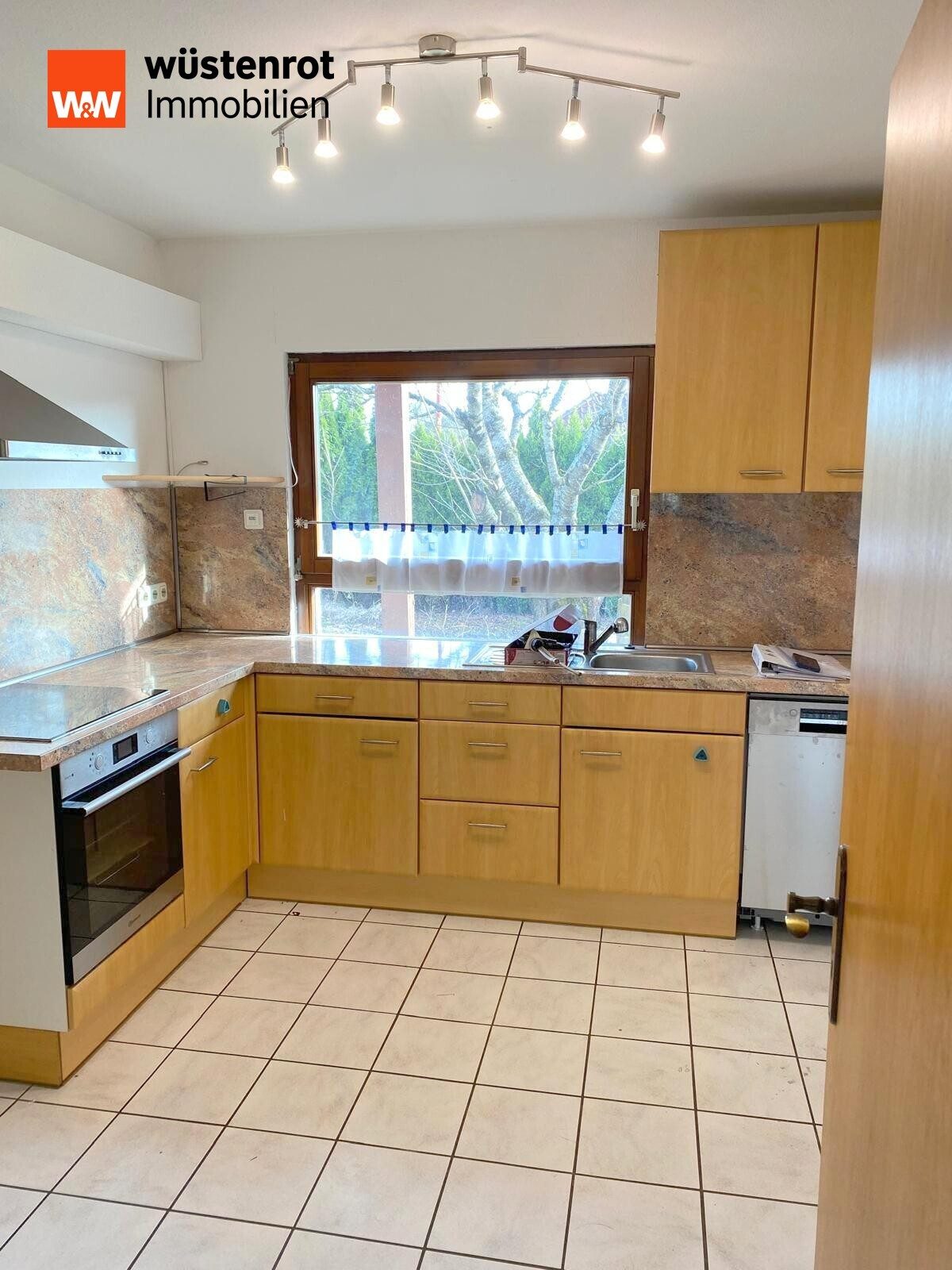 Immobilienangebot - Eschach - Alle - Sofort einziehen! Wohnhaus in ruhiger Wohnlage mit Garage, offener Kamin und großem Hobbyraum!