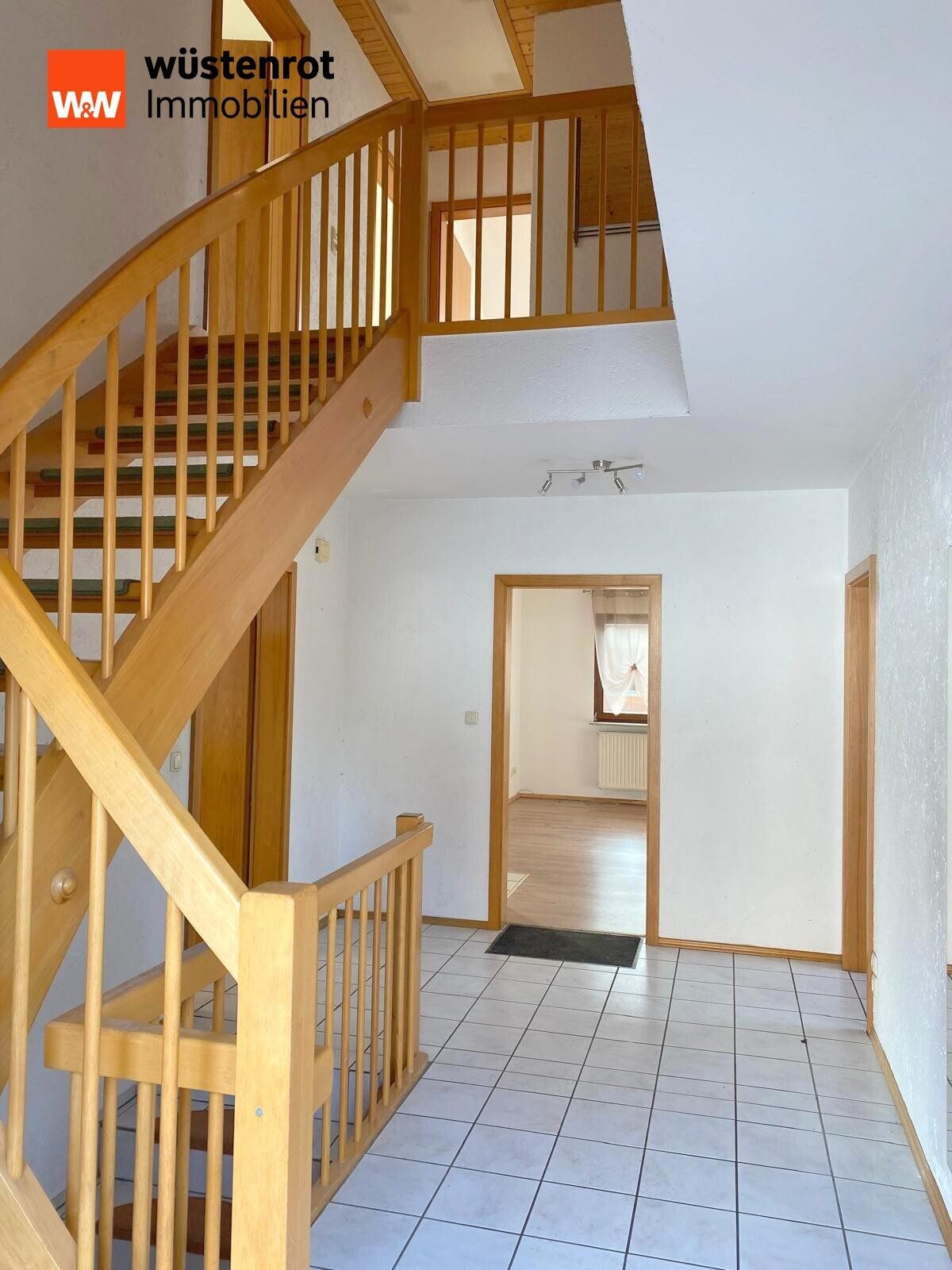 Immobilienangebot - Eschach - Alle - Sofort einziehen! Wohnhaus in ruhiger Wohnlage mit Garage, offener Kamin und großem Hobbyraum!