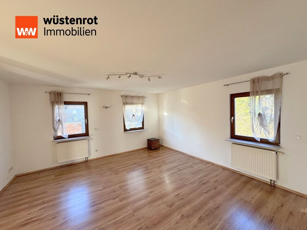 Immobilienangebot - Eschach - Alle - Sofort einziehen! Wohnhaus in ruhiger Wohnlage mit Garage, offener Kamin und großem Hobbyraum!