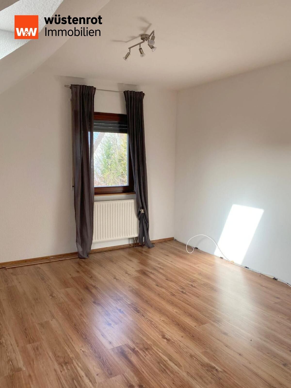 Immobilienangebot - Eschach - Alle - Sofort einziehen! Wohnhaus in ruhiger Wohnlage mit Garage, offener Kamin und großem Hobbyraum!